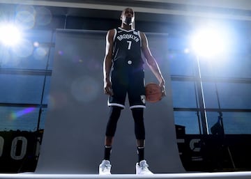<b>- A?os en la NBA:</b> 2007-Actualidad <br> <b>- Equipos:</b> Seattle Supersonics/OKC Thunder, Golden State Warriors y Brooklyn Nets. <b>- Medias de su carrera:</b> 27 puntos, 7,1 rebotes, 4,1 asistencias. <br> <b>- Mejor temporada:</b> (2013-14) 32 puntos, 7,4 rebotes, 5,5 asistencias. <br> <b>- Méritos:</b> Dos veces campeón, una vez MVP, 2 veces MVP de las Finales, 10 veces all star, 6 veces en el Mejor Quinteto. <br> <br> Un superdotado, uno de los anotadores puros más imparables porque hace cosas de jugador peque?o con sus casi 2,10. Cuatro veces Máximo Anotador de la Liga, demostró su carácter ganador en unos Warriors a los que él hizo absolutamente invencibles. También pasa y es un grandísimo defensor, por envergadura, cuando se lo propone. Un jugador generacional.