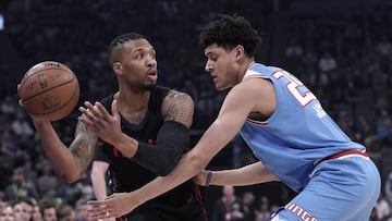 JGM14. Sacramento (United States), 10/02/2018.- Portland Trail Blazers guard Damian Lillard (L) looks to pass as Sacramento Kings forward Justin Jackson (R) defends during the first half of their NBA game at Golden 1 Center in Sacramento, California, USA, 09 February 2018. (Baloncesto, Estados Unidos) EFE/EPA/JOHN G. MABANGLO