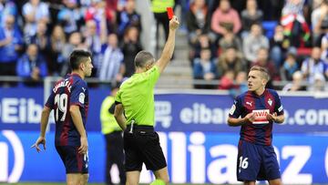 De Blasis ve la tarjeta roja en el encuentro ante el Alavés de la pasada jornada.