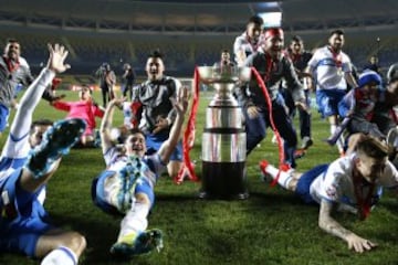 Los jugadores de Universidad Catolica celebran el titulo de la Super Copa tras la victoria contra Universidad de Chile en el estadio Ester Roa de Concepcion, Chile.