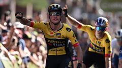 Jumbo-Visma's Dutch rider Olav Kooij (L) beats Jumbo-Visma's Belgian rider Wout van Aert (R) at the finish of the opening stage of the Tour of Britain cycle race in Manchester, north west England on September 3, 2023 (Photo by Oli SCARFF / AFP)