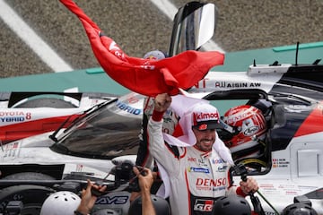 El piloto espa?ol Fernando Alonso celebra la victoria.