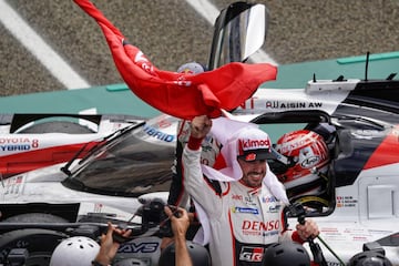 El piloto español Fernando Alonso celebra la victoria. 