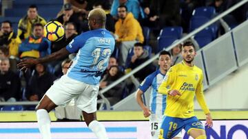 GRAF5656. LAS PALMAS DE GRAN CANARIA, 05/02/2018.- El delantero nigeriano del M&aacute;laga, Brown Ideye (i), intenta controlar el bal&oacute;n ante el delantero argentino de la UD Las Palmas Hern&aacute;n Toledo (d), durante el partido de la vig&eacute;s