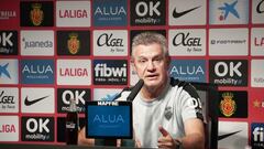 Javier Aguirre en la rueda de prensa previa a su visita a Vallecas.