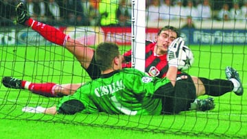 Iker Casillas detiene el remate de Berbatov durante la final de la Champions League de 2002 entre Real Madrid y Bayer Leverkusen.