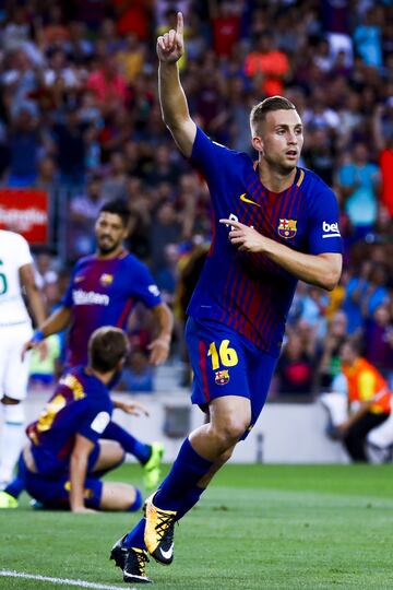 El jugador catalán se formó en las categorías inferiores del Barcelona. Debutó con el primer equipo la temporada 2011-12. Estaría una temporada más como blaugrana antes de irse al Everton (2013-14, 2015-16 y 2016-17) al Sevilla (2014-15) y Milan (2016-17). Volvería al Barcelona para una única temporada (2017-18). 