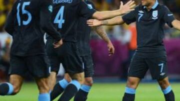 Inglaterra celebra la remontada final ante Suecia. Luego, la afición invadió el cesped del estadio de Kiev.