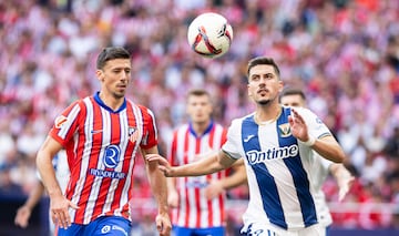 Javi Hernández, ante Lenglet, en el Metropolitano. 