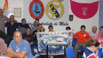 <b>SEGUIMIENTO. </b>Los peñistas muleños viven los partidos del Real Madrid con especial atención.