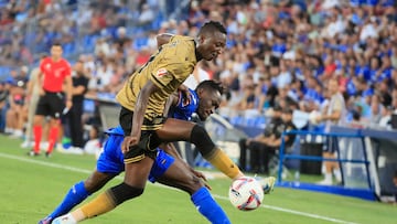 GETAFE (MADRID), 01/09/2024.- El defensa togolés del Getafe Djene Dakonam (d) pelea un balón con Umar Sadiq, de la Real Sociedad, durante el partido de LaLiga que se disputa este domingo en el Coliseo de Getafe. EFE/ Fernando Alvarado