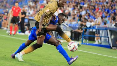 GETAFE (MADRID), 01/09/2024.- El defensa togolés del Getafe Djene Dakonam (d) pelea un balón con Umar Sadiq, de la Real Sociedad, durante el partido de LaLiga que se disputa este domingo en el Coliseo de Getafe. EFE/ Fernando Alvarado