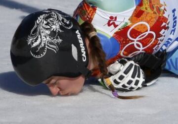 La esquiadora Tina Maze besa la nieve en los JJOO de Sochi 2014.