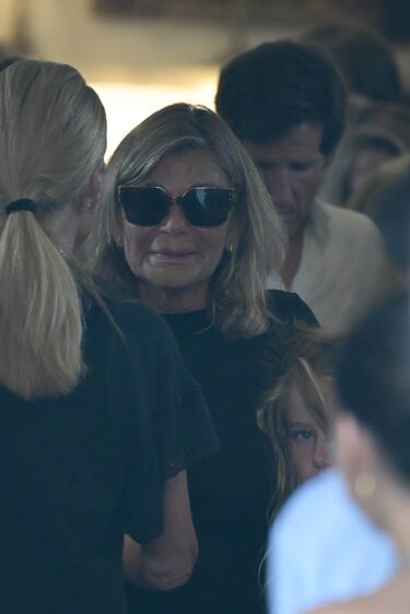 Cari Lapique sale de la parroquia de Guadalmina tras el funeral por su hija Caritina Goyanes.