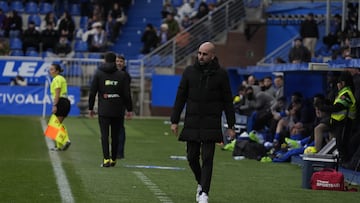 Claudio Girález, entrenador del Celta, durante el partido de su equipo contra el Alavés en Vitoria.