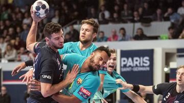 Nedim Remili logra uno de sus goles ante la defensa azulgrana, de verde en este partido.