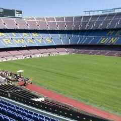 El Camp Nou renueva el césped de cara a la próxima temporada