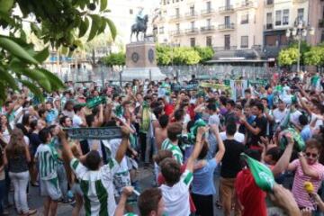 Celebración en las calles de córdoba por el ascenso de su equipo a primera división