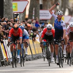 El esprint intermedio lleva a Almeida a ser el nuevo líder