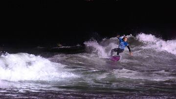 Las espectaculares imágenes del surf nocturno en Reñaca