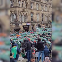 La afición del Betis toma la mítica plaza de Mánchester: así sonó el himno