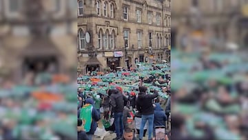 La afición del Betis toma la mítica plaza de Mánchester: así sonó el himno