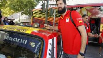 21/09/15 BALONCESTO SELECCION ESPAÑOLA ESPAÑA CAMPEONES EUROBASKET 2015
CELEBRACION COMIDA TXITU
NIKOLA MIROTIC FIRMA COCHE SELECCION ESPAÑOLA
