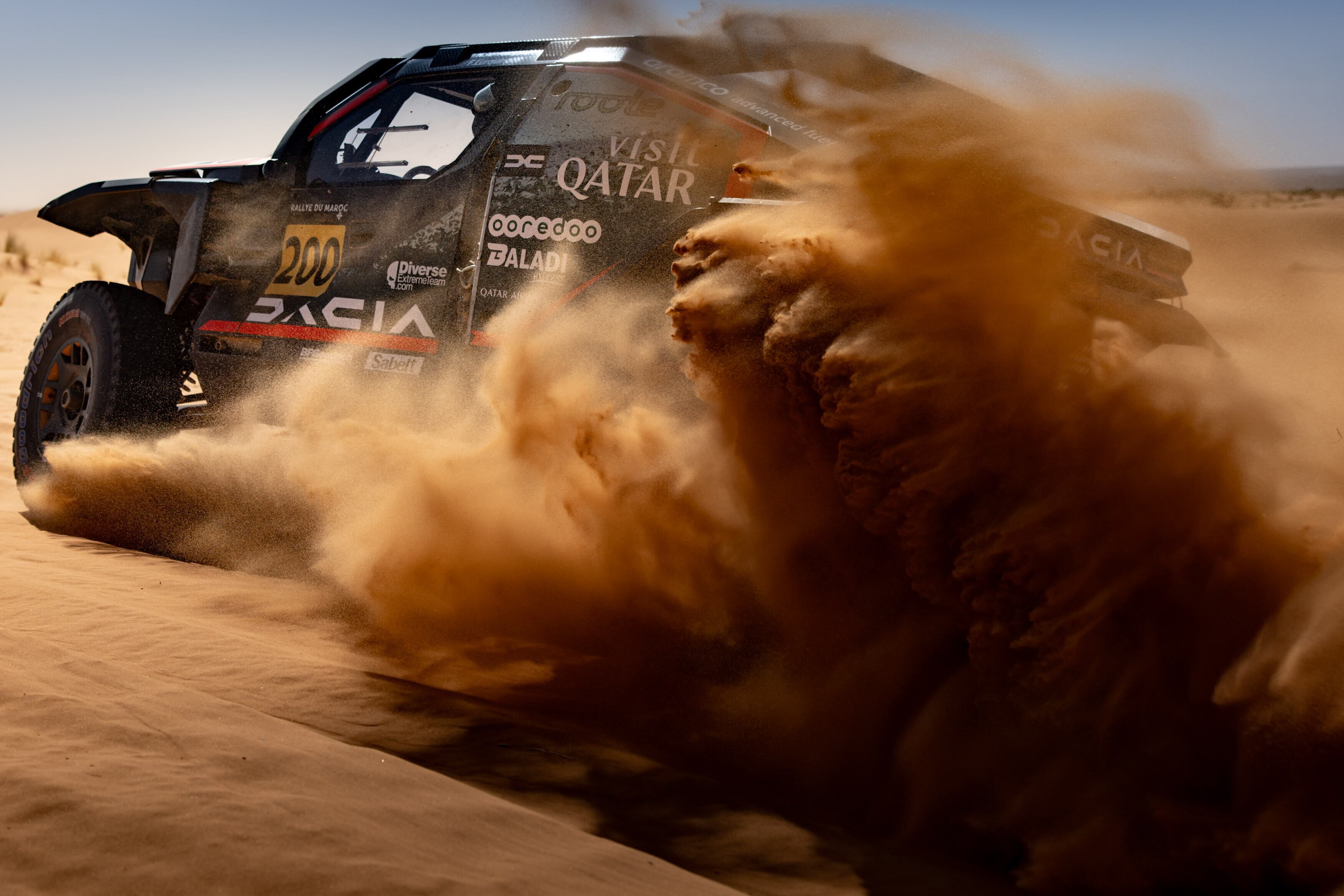Nasser Al Attiyah con el Dacia del Dakar que participa en el Rally de Marruecos.