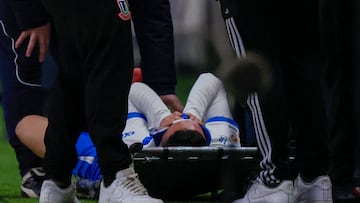 Futbol, Union La Calera vs Universidad Catolica.
Fecha 15, Liga de Primera 2025.
El jugador de Universidad Catolica Fernando Zuqui se lamenta tras abandonar la cancha en camilla durante un partido de primera division contra Union La Calera disputado en el estadio Nicolas Chahuan de La Calera, Chile.
20/06/2025
Andres Pina/Photosport
Football, Union La Calera vs Universidad Catolica.
15th turn, 2025 First division League.
Universidad Catolica player Fernando Zuqui reacts after leaving the field on a stretcher during a first division match against Union La Calera at the Nicolas Chahuan stadium in La Calera, Chile.
20/06/2025
Andres Pina/Photosport
