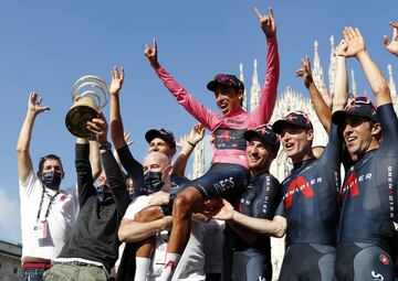 Egan Bernal, celebra con su equipo la victoria en el Giro de Italia.