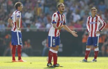 Koke intenta animar al equipo. 