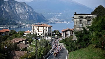 El pelot¨®n durante el Giro de Lombardia.