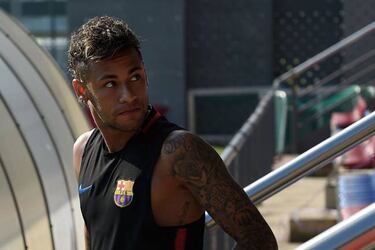 Reports: Neymar tells PSG's Brazilian players that he'll be with them next season