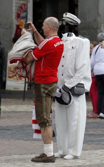 Los seguidores del Bayern Munich toman Madrid para animar a su equipo en el partido de ida de las semifinales de la Champions League que se disputará hoy en el Santiago Bernabéu.