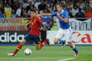 Fábregas supera a Chiellini antes de asistir a David Silva para el 1-0