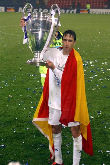 Ambicioso por antonomasia, guerrero desde que saltaba al terreno de juego, carácter forjado desde niño, Raúl González Blanco se convirtió en el estandarte de un Madrid de finales de siglo y comienzos de otro: debutó en octubre de 1994 y se marchó al Schalke alemán en el verano de 2010. Dejaba atrás un reguero de sudor, compromiso, ardor guerrero y ansia por ser campeón. Tras jugar 741 partidos y marcar 323 goles decidió irse a probar otras culturas futbolísticas: jugó en Alemania, Catar y Estados Unidos. De blanco ganó seis Ligas, tres Champions League, dos Copas Intercontinentales, una Supercopa de Europa y otras cuatro de España.