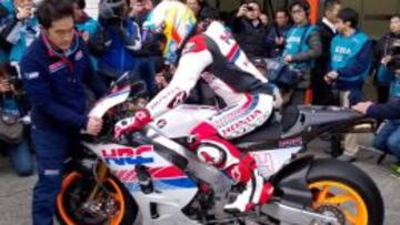 Fernando Alonso subido a la moto Honda de MotoGP.