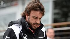 Alonso, caminando por el paddock de Silverstone