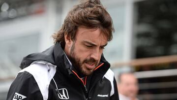 Alonso, caminando por el paddock de Silverstone