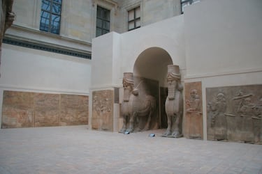 También conocidos como Toros Alados Androcéfalos, son unas de las piezas más impresionantes y monumentales del departamento de Antigüedades Orientales del Louvre. Originalmente flanqueaban las puertas del palacio del rey Sargón II.
