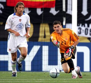 Mostovoi y Casillas durante un partido entre España y Rusia en la Eurocopa de 2004 en Portugal
