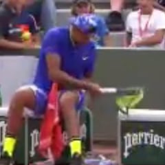 Otra de Kyrgios: destroza una raqueta contra una cubitera