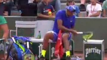 Kyrgios destroza su raqueta en un descanso.