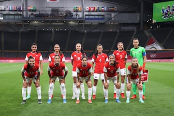 Nayadet López, con el número 6, en el once inicial de Chile ante Gran Bretaña en los Juegos Olímpicos de Tokio.