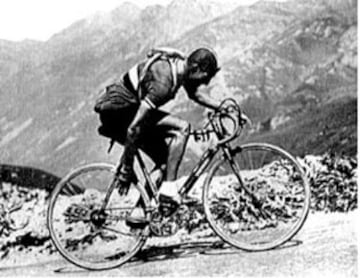 Antes de la segunda guerra Mundial, Coppi y Bartali luchaban por ser el mejor ciclista del mundo. Sobre ellos se armaron varios rumores, incluso lio de faldas. Lo cierto es que finalmente ganó la amistad: “Tengo ocho o nueve amigos y Fausto es el mejor, somos como hermanos", dijo Bartali en alguna oportunidad.