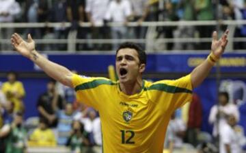 El brasileño está considerado como uno de los mejores jugadores de fútbol sala en activo. Es internacional desde su primera convocatoria en 1998 y es el máximo goleador de la historia de la Selección brasileña. Ha ganado la Copa América en cinco ocasiones (1998, 1999, 2000, 2008 y 2011), la medalla de Oro en los Juegos Panamericanos de 2007 y dos Mundiales en 2008 y 2012. Además, fue premiado por la FIFA como mejor jugador del año en 2004, 2008, 2011 y 2012. A nivel de clubes toda su trayectoria ha sido en Brasil, donde ha conseguido nueve Ligas y seis Copas de Brasil, entre otros títulos.
