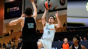 El madridista Andrej Bjelic lanza durante el partido ante el Overtime estadounidense en la Euroliga Júnior.