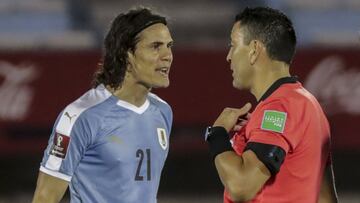 Edinson Cavani se queja de su expulsión.