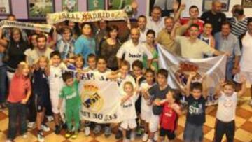 <b>FERVOR MADRIDISTA. </b>Miembros de la Peña Madridista de Fuengirola, la futura de Mijas y niños del Atlético Fuengirola.