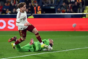 El debutante culmina la jugada con un disparo impecable para anotar el tercero.